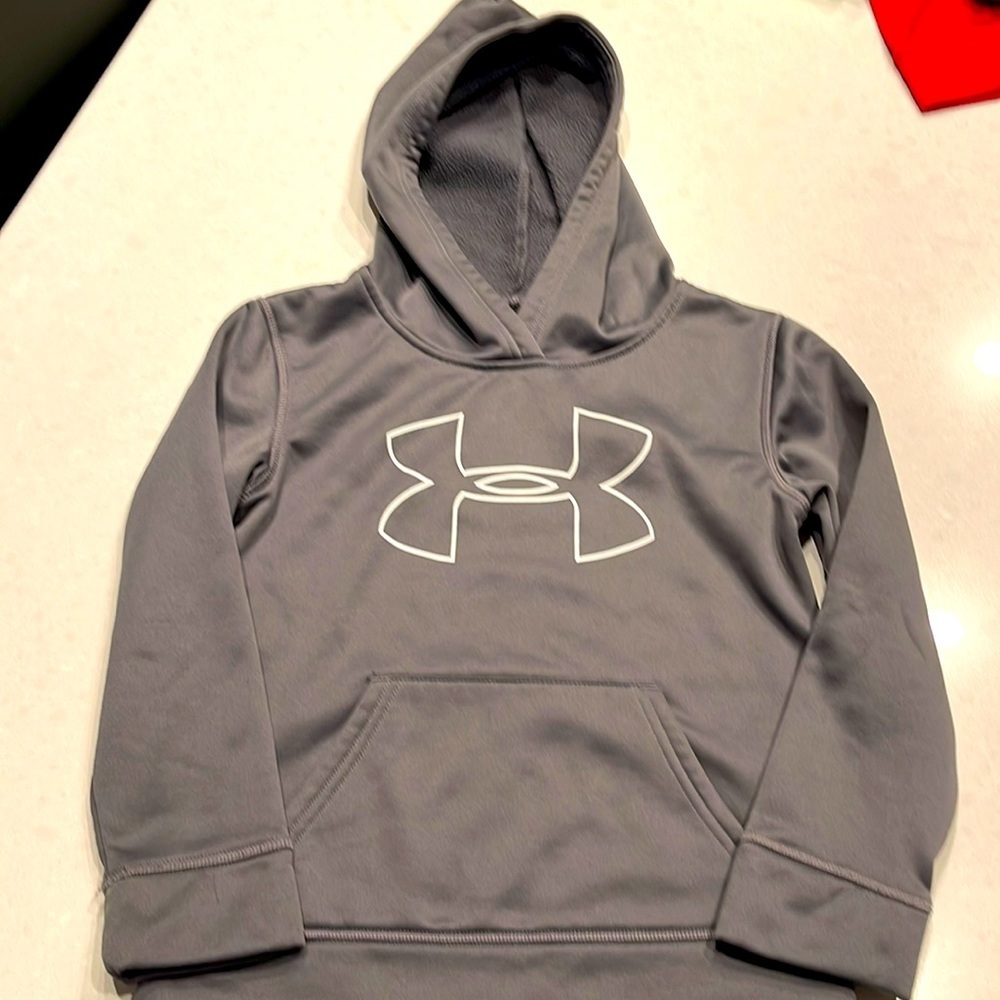 Under armour kids hooded sweatshirt size 6 excellent condition.